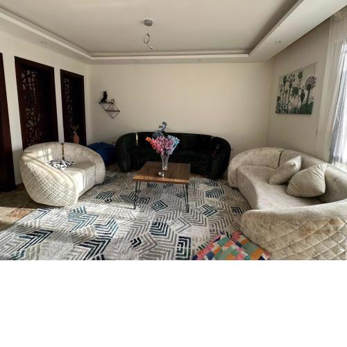دوبلكس للأيجار السنوي في بيفرلي هيلز - Duplex for annual rent in Beverly Hills -