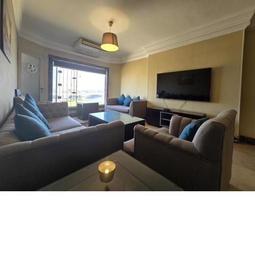 شقه فندقيه فاخره مطله على النيل - nile view hotel apartment