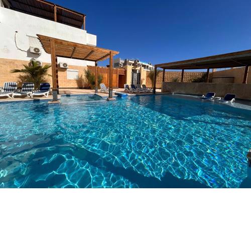 1-Bedroom Apartment with Pool View on the Ground Floor & Shared Infinity Pool on the Roof with Seaview