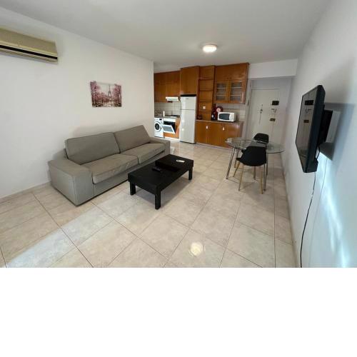 1 bedroom flat 200m from beach