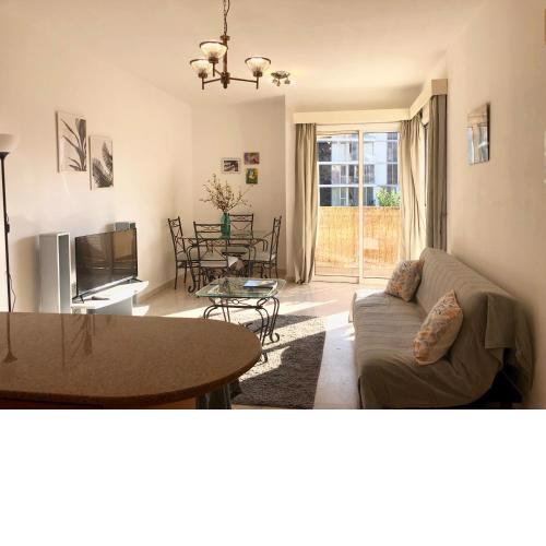 1 bedroom flat, prime location near sea, sleeps 4