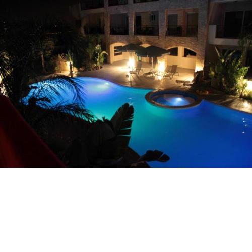 104 Excellent 2 bed apartment with pool view, AC & gym!