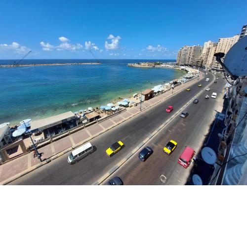 شقة 105م مكيفة عالبحر سيدى بشر