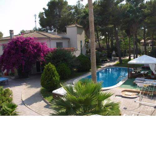 11 bedrooms, 5 bathrooms, Full AC, Jacuzzi, large pool, BBQ, pingpong