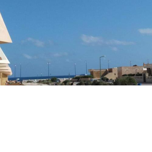 شاليه بقرية سياحية للايجار ب مطروح إمتداد شاطيء الأبيض شاطيء خاص ترى البحر من التراس كود 126