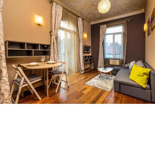 1BD Apartment with a Cute Balcony in Kapana