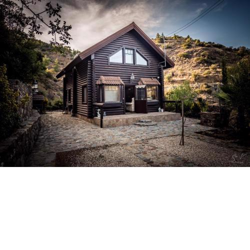 *2 bdr log house /mountains/Queen bed/fireplace