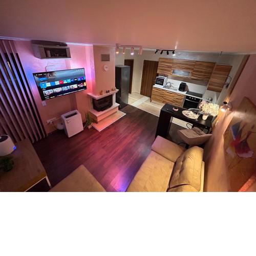 2-bedroom, 2-bathroom with fireplace and garden at Winslow Infinity