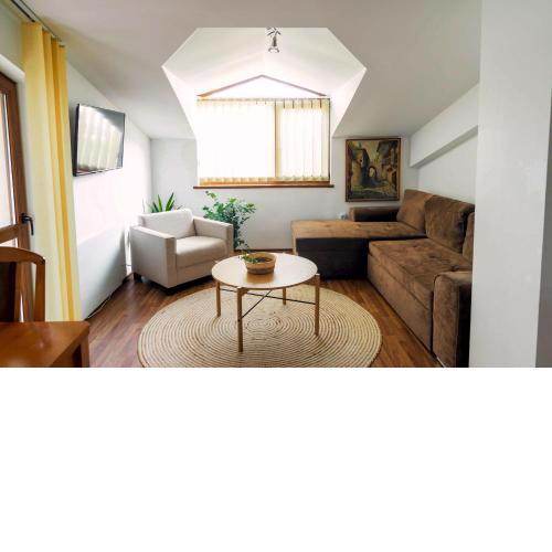 2-bedroom apt, 2min walk to ski path, 7-8 min walk to gondola