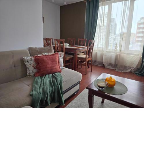 2 bedroom apt in center, near metro