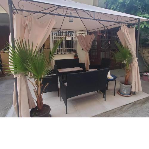2 bedroom HOUSE IN DOWNTOWN with Garden NEXT TO THE BEACH,SEA GARDEN 5 min by walk