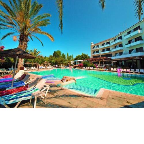 2 bedroom townhouse, close to Paphos harbour, use of onsite facilities