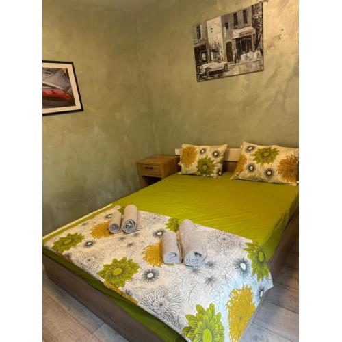 2-Bedroom with Private Parking fast WiFi 3-AirCon 3-SmartTVs WorkDesk Youtube Premium and Netflix