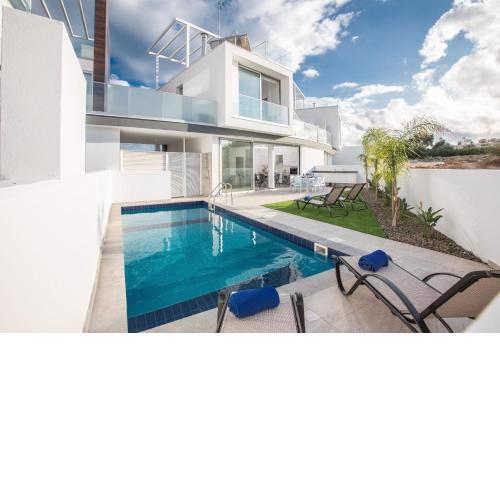 2-Schlafzimmer-Villa mit Pool, Dachgarten, Meerblick
