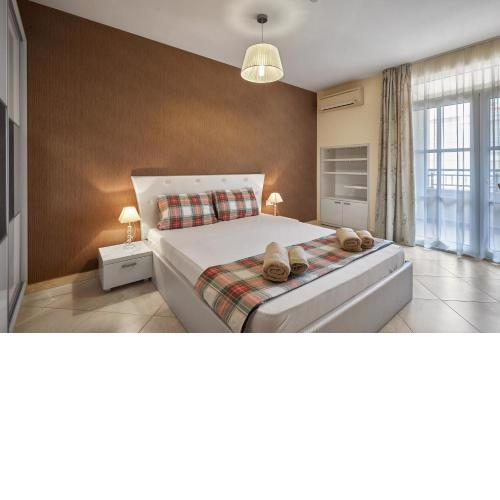 2BD Flat with Balcony in Flores Garden Complex