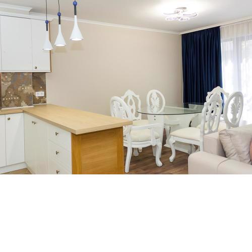2BD Home In The Heart Of Varna with Parking - Gold