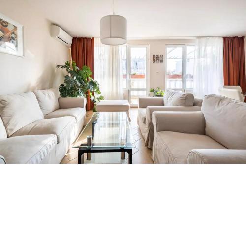 2BDR Duplex Apartment with Parking