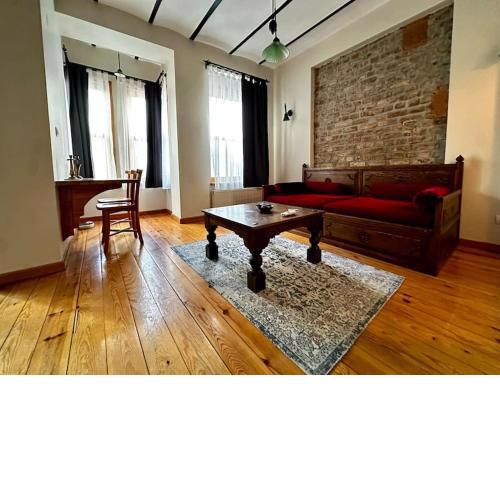 2Br, 2Ba 3rd floor of Historical Building, Galata