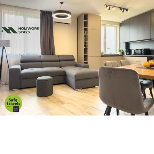 2BR Business Suite with FREE GYM, by Holiwork Stays