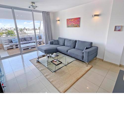 2BR SEAVIEW Apt in prime location 1 min from sea