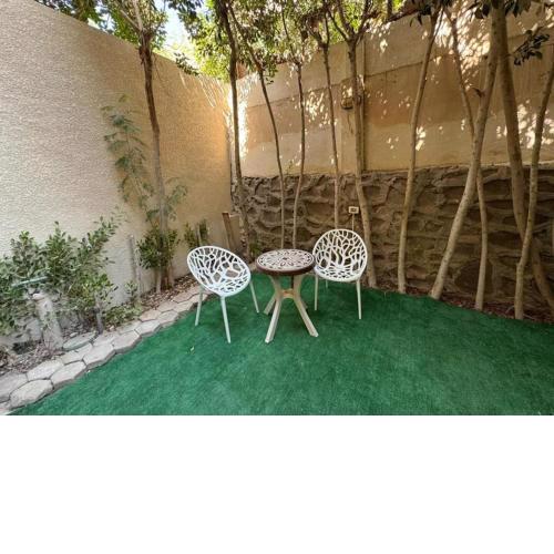2BR Townhouse, Bath, TV, Backyard - 821