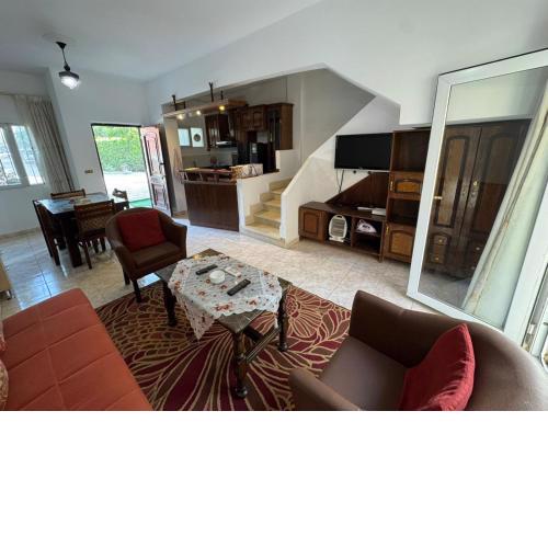 2BR Townhouse,Bath, Sofa bed, TV, Backyard - 210