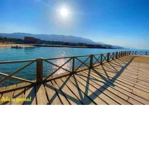 شاليه 3 غرف قريه بلومار الدوم عائلات للإقامة يطلب موافقه امنيه قبل 48 ساعه من الاقامه - توجد مصاريف لبوابة القرية - استهلاك الكهرباء على العميل