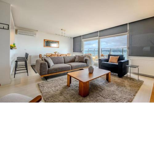 3-Bedroom Apartment with View and Balcony