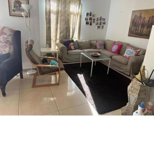 3 bedroom apt excellent location near to malls
