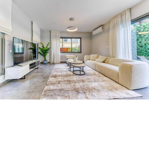 3-bedroom luxury villa by the beach Coralli C10