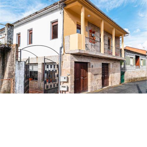 3 Bedroom Nice Apartment In A Arnoia