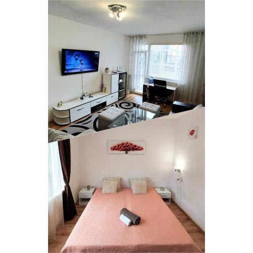 3 Rooms Apartment, Top Center, 1st Floor, AUBG, Free Parking, PC i5 SSD, 3 LED TVs 200 Channels, WiFi, Terrace, Easy-Late Check-in, Stay Before Greece