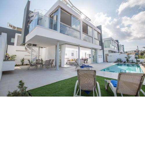 3-Schlafzimmer-Villa mit Pool, Dachgarten, Meerblick
