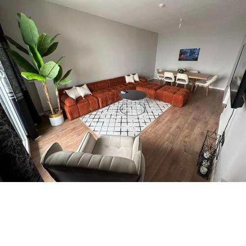 33 floor Cozy central with balcony gym pool