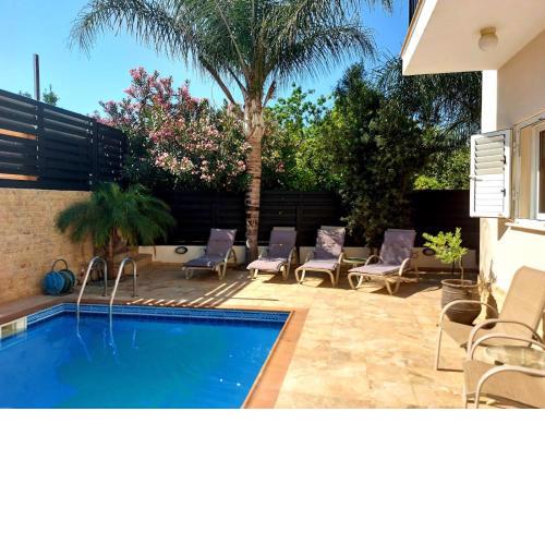 3bdr villa-pool/700m from a blue flag beach!