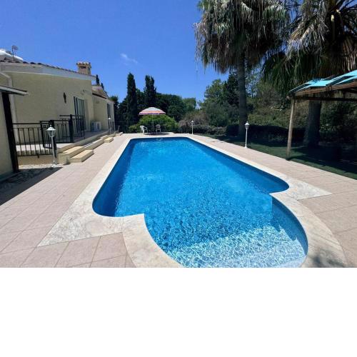 4 bedroom bungalow - huge outdoor ! Private pool !
