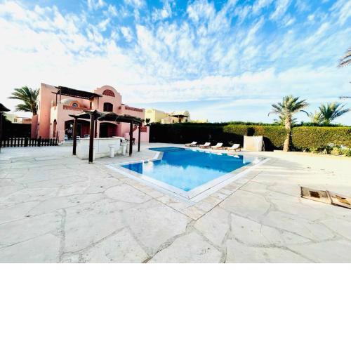 5 bedroom villa with private pool west golf elgouna