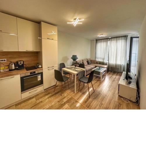5 min from the Airport