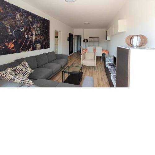 5 min to the Beach Holiday Shared Apartment incl NETFLIX - private ROOM in 3 bdr Apt