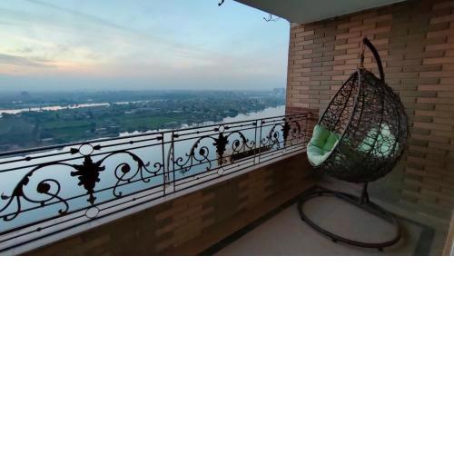 5star apartment View of the Nile and the pyramids on the Nile Corniche