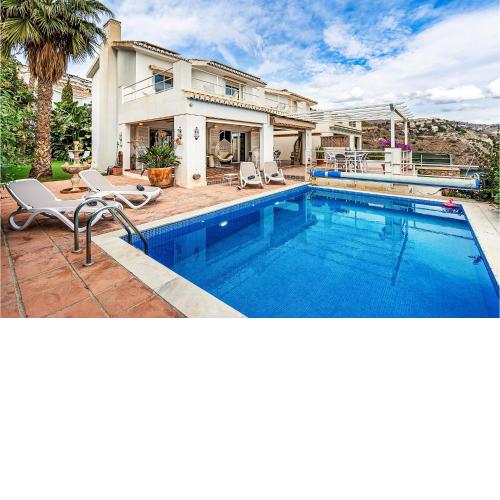 6 Bedroom Beautiful Home In La Herradura