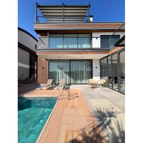 6-Bedroom Villa with Sauna & Pool
