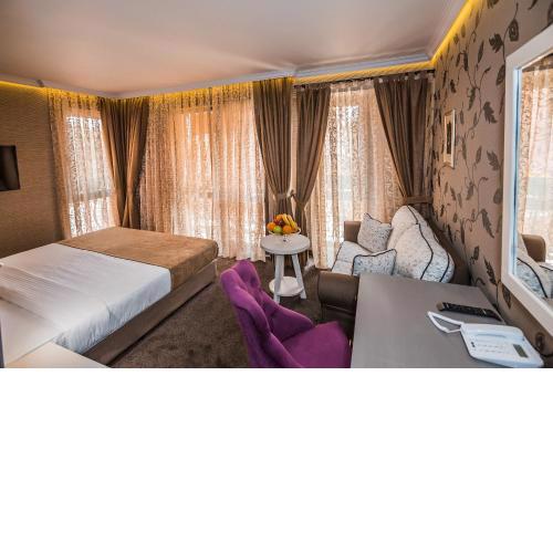 8 1/2 Art Guest House