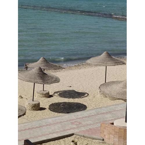 شاليه فيلا فندقي سياحي علي البحر مباشرة بحديقة خاصة