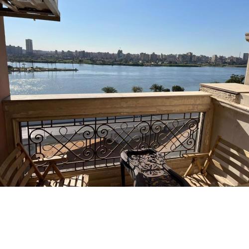 شقة فندقية على النيل مباشر بالمعادى ٣ غرف ٣ حمام
