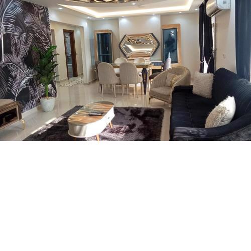 شقة جديدة مودرن المهندسين قريب من النيل وجامعة الدول منطقة حية بها مطاعم وخدمات