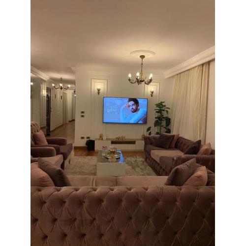 شقة راقيه بموقع مميز بالدقي