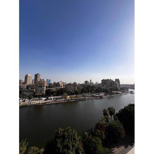 شقة بإطلالة مميزة علي النيل