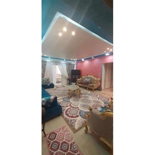شقة بميامي دور أول علي البحر بجوار جملة ماركت