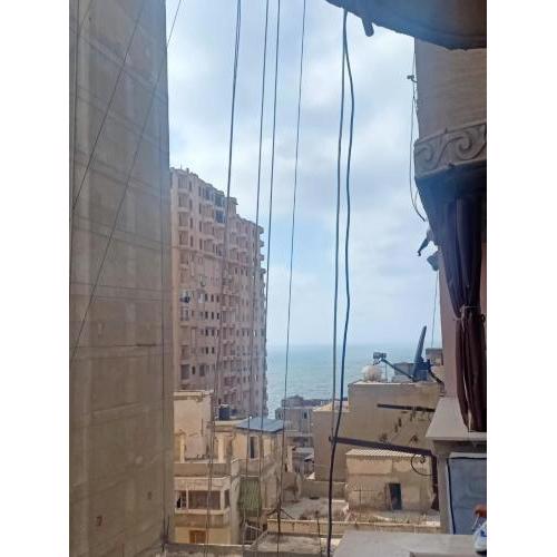 شقه مفروش خطوات من البحر